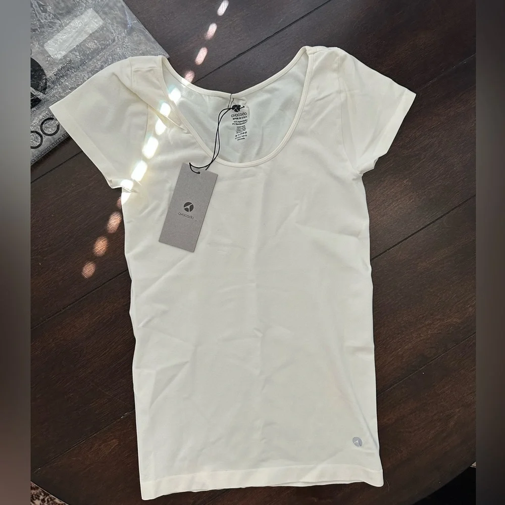 NEW 🩵 avocado Seamless Performance Tee in Ivory - Picture 1 of 5